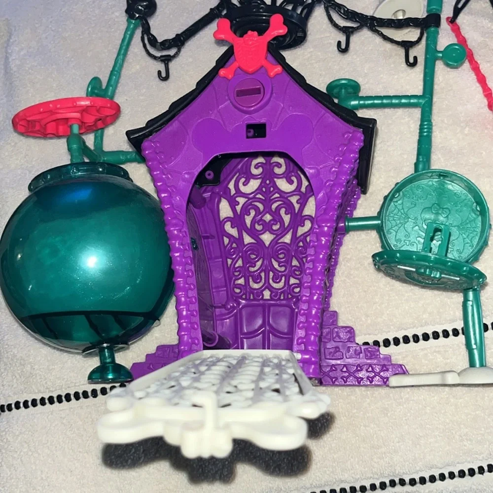 Monster High Dollhouse Furniture Set - Picture 11 of 11